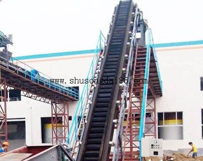 擋邊皮帶輸送機工作現場